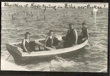 Familie in Bademoden im Boot.