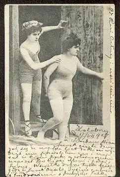 Zwei Frauen in Bademode.