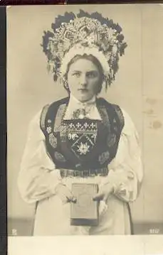 Frau in Tracht. Ca. 1905.