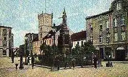 Nakel a. Netze. Markt mit Kriegerdenkmal und Rathaus