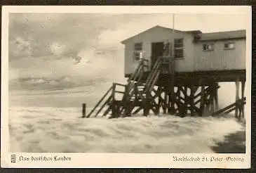 St. Peter Ording. Die Badehütte in einer Regenböe