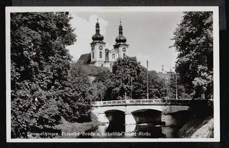 Donaueschingen. LeopoldsBrücke und katholische Stadtkirche.