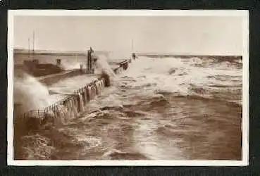 Le Havre. La digue nord un jour de tempete.