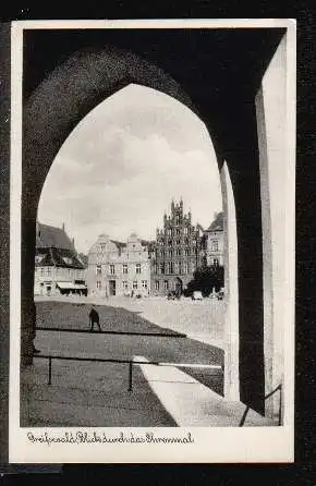 Greifswald. Blick durch das Ehernmal