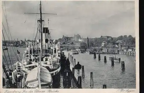 Hamburg. An der Überseebrücke.