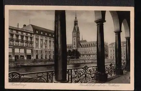 Hamburg. Durchblick auf das Rathaus