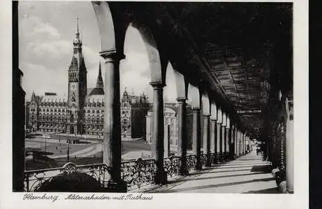 Hamburg. Alsterarkaden mit Rathaus