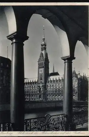 Hamburg. Blick auf die Alsterarkaden auf das Rathaus