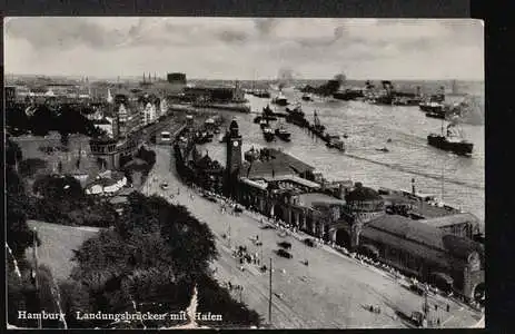 Hamburg. Landungsbrücken mit Hafen