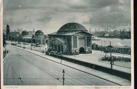 Hamburg. Landungsbrücken mit Elbtunnel