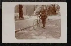Fahrrad. Soldat mit Fahrrad.