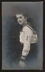 Mädchen in Marineuniform