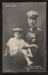 Papas Stolz. Unser Kronprinz mit seinem ältesten Sohn