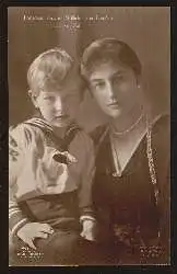 Prinzessin August Wilhelm von Preussen mit ihrem Sohn.