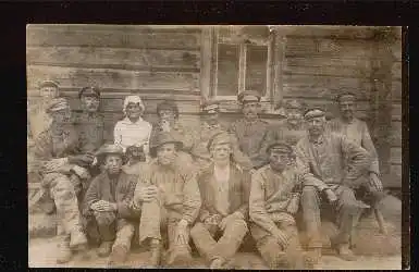 Gruppenfoto vor einem Bauernhaus