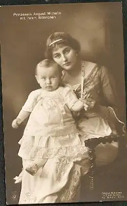 Prinzessin August Wilhelm mit Ihrem Sönchen.