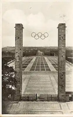 Olympiade. Reichssportfeld. Blick von der Deutschen Kampfbahn durch das Osttor.