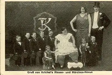 Gruss von Krichel`s Riesen und Märchen Revue. Foto.