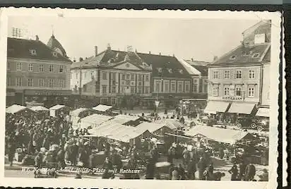 Wiener Neustadt. Adolf Hitler Platz mit Rathaus.