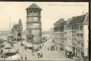 Düsseldorf. Burgplatz mit dem alten Schlossturm.