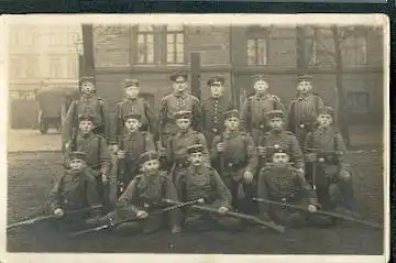 Soldatengruppe mit Waffen. Foto I WK.