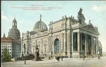 Dresden Altmarkt. Ausstellungsgebäude der Kunstakademie auf der Brühl´schen Terrasse mit Semper Denkmal und Frauenkirche.