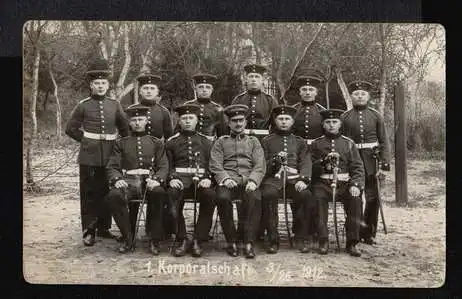 Soldatengruppe mit Waffen1. Korporalschaft 3. 26 1912