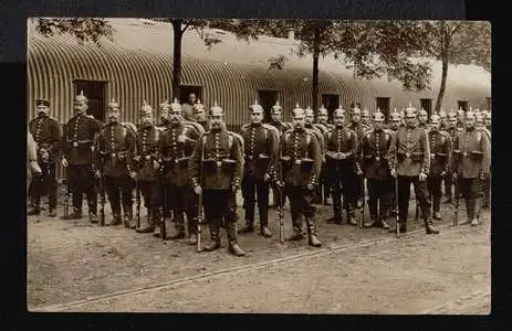 Soldatengruppe mit Waffen, Fotopostkarte.