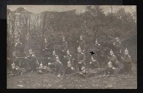 Soldatengruppe mit Waffen. Fotopostkarte.