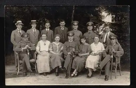 Soldaten und Zivilisten. Fotopostkarte.