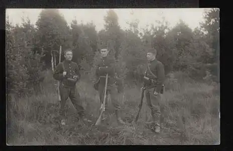 Soldatengruppe mit Waffen. Belgien. Fotopostkarte.