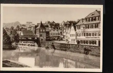 Schwäbisch Hall. Blick auf Mauerstraße mit rotem Steg