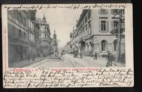 Freiburg. Kaiserstr. mit gotischen Brunnen