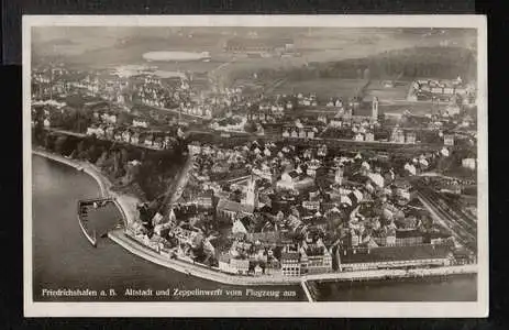 Friedrichshafen. Altstadt und Zeppelin Werft vom Flugzeuge aus