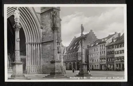 Freiburg. Münsterportal mit Kaufhaus