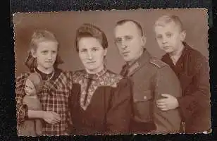 Familienfoto. Uniform.