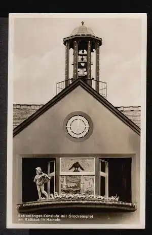 Hameln. Rattenfänger Kunstuhr mit Glockenspiel am Rathaus