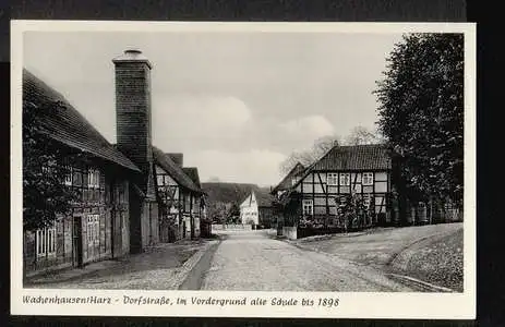 Wachenhausen. Dorfstrasse, im Vordergrund alte Schule