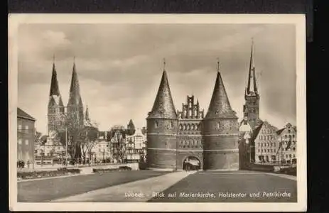 Lübeck. Blick auf Marienkirche, Holstentor und Petrikirche