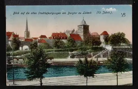 Lübeck. Blick auf die alten Stadtbefestigungen am Burgtor