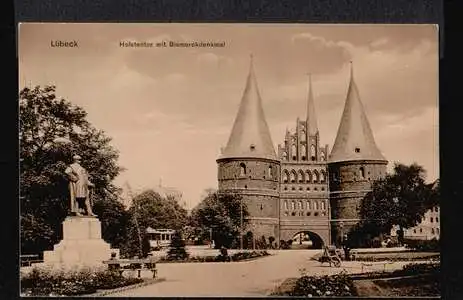 Lübeck. Holstentor mit Bismarckdenkmal