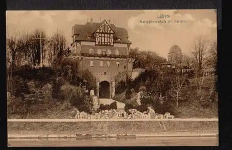 Lübeck. Navigationsschule mit Kaisertor