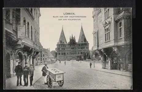 Lübeck. Blick von der Holstenstrasse auf das Holstentor.