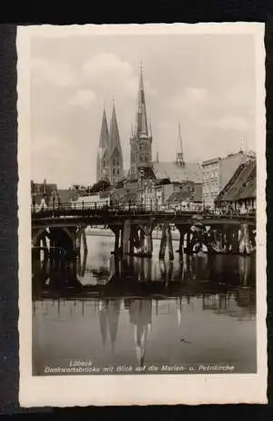 Lübeck. Dankwartsbrücke mit Blick auf St. Marien und Petrikirche