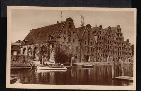 Lübeck. Alte Speicher an der Trave