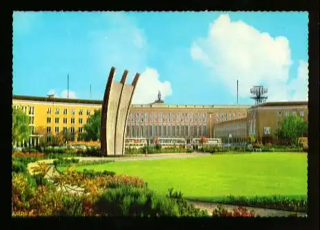 Berlin. Flughafen Tempelhof Platz der Luftbrücke mit Luftbrückendenkmal