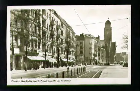 Berlin. Neukölln, Karl Marx Strasse mit Rathaus