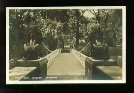 Berlin. Tiergarten. Löwenbrücke