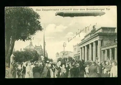 Berlin. Das Zeppelin&#039;sche Luftschiff über dem Brandenburger Tor