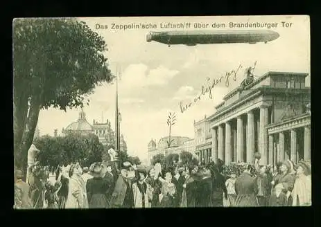 Berlin. Das Zeppelin'sche Luftschiff über dem Brandenburger Tor